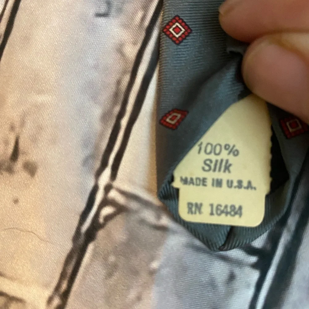 Oakton Ltd Silver Gray Red Diamond Pattern 100% Silk Men's Neck Tie Made In USA